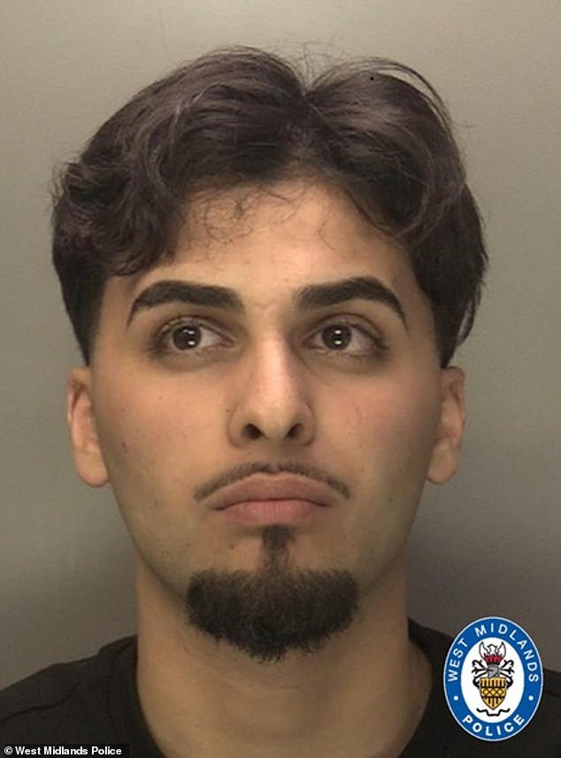 La policía está iniciando una búsqueda de un hombre de 21 años después de que una mujer de 20 fuera encontrada con múltiples puñaladas.