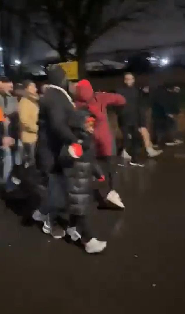 El Arsenal ‘conmocionado’ pierde la cabeza por miedo a perder el título de la Premier League: los jugadores provocan una pelea, la estrella de televisión del Arsenal acusa al perpetrador y los fanáticos culpan a las ‘ráfagas de viento de 36 mph’.