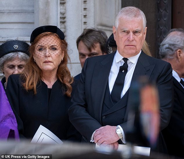 Sarah Ferguson “presentó a Epstein a su ahijada después de que salió de prisión por delitos sexuales contra niños”