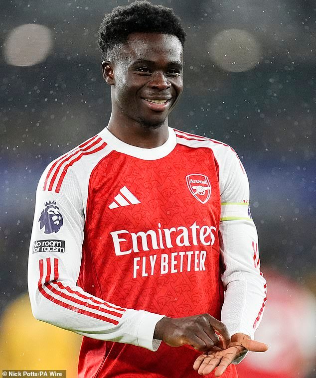 Con su nuevo contrato de cinco años, su vínculo especial con el club, su megasonrisa, el atractivo de Inglaterra y su historia de superación de tiempos oscuros, Bukayo Saka podría ser quien saque al Arsenal de sus problemas, escribe IAN HERBERT