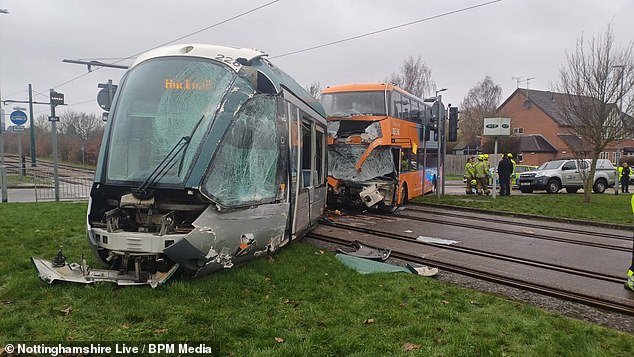 Los pasajeros reciben tratamiento por sus lesiones tras la colisión de un autobús y un tranvía: los viajes diarios se convierten en un caos debido al cierre de carreteras