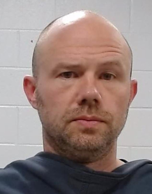 La ex entrenadora de la medallista de oro en patinaje artístico de los Juegos Olímpicos de Invierno de EE. UU., Amber Glenn, ha sido arrestada por cargos de agresión sexual.