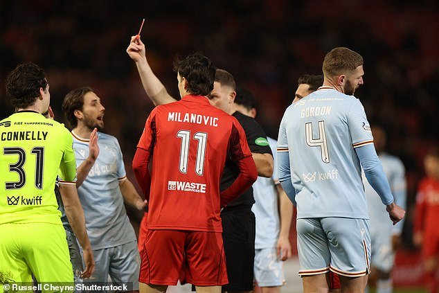 El defensa de Motherwell, Paul McGinn, dice que la locura del VAR en el fútbol escocés ha ido demasiado lejos… mientras su famoso hermano John opina sobre la situación del arbitraje al norte de la frontera.