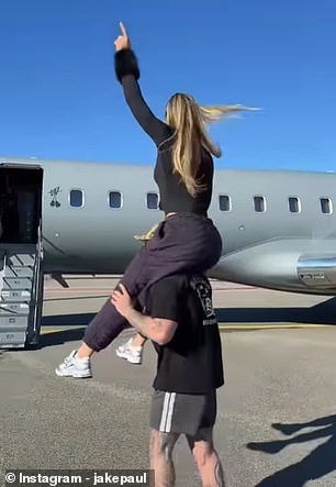 Jutta Leerdam es llevada a un jet privado por su prometido Jake Paul… después de que se reveló que ganará $13 MILLONES al año al ganar el oro en patinaje de velocidad en los Juegos Olímpicos.