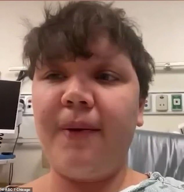 Un hombre que camina por el parque se convierte en un héroe involuntario después de saltar a un lago para salvar a una niña cuyo cochecito fue arrojado al agua.