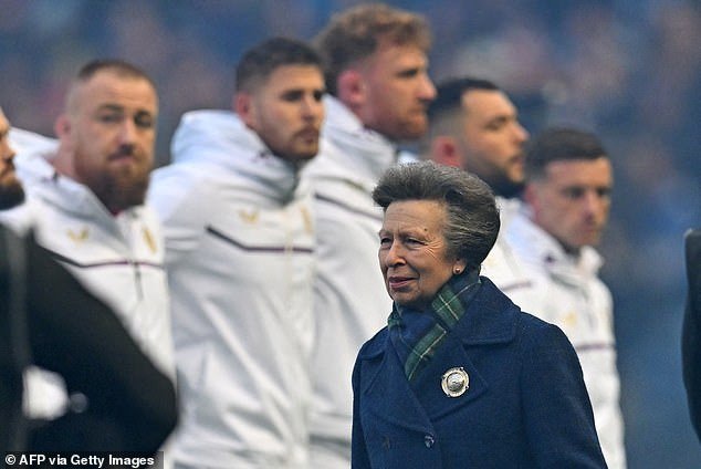 ¡La princesa Ana confunde torpemente al jugador de rugby inglés con la estrella de Celebrity Traitors, Joe Marler, y dice que es “terriblemente divertido en la televisión”!