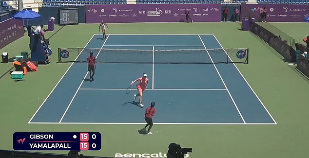 Un momento salvaje: los tenistas tienen que huir en pleno partido por temibles intrusos en la cancha