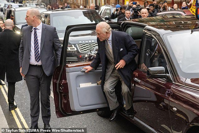 Los sutiles signos que el rey Carlos y la reina Camilla ocultaban “miedo interior” mientras saludaban a los fans reales el día del arresto de Andrés.