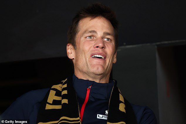 Tom Brady acompaña a Jason y Kylie Kelce en la final de hockey sobre hielo de los Juegos Olímpicos de Invierno entre Estados Unidos y Canadá