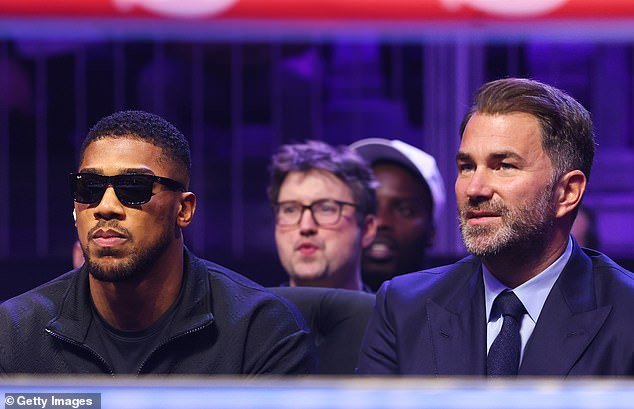 Revelado: Mientras Anthony Joshua planea regresar al boxeo después de la muerte de dos amigos cercanos en un accidente automovilístico, mientras Eddie Hearn cubre la pelea con Tyson Fury.