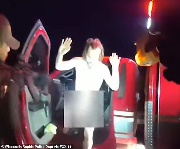 Estafador desnudo “roba una ambulancia mientras el paramédico y el paciente están dentro y lleva a la policía a una persecución a alta velocidad de 40 minutos”