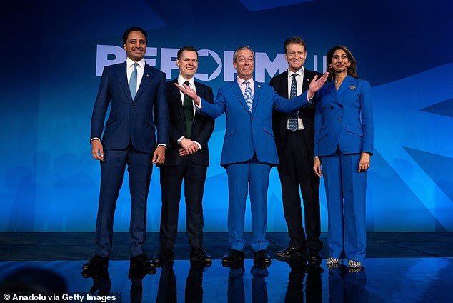 Starmer está al borde del abismo y los Tories están lejos del escenario. Este debería ser el momento de Nigel Farage… pero es por esto que lo está arruinando: DAN HODGES