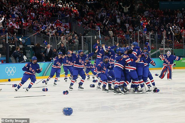 Éxtasis para el equipo de EE. UU. al derrotar a sus acérrimos rivales Canadá en un salvaje thriller de tiempo extra para ganar la medalla de oro en hockey sobre hielo en los Juegos Olímpicos de Invierno.