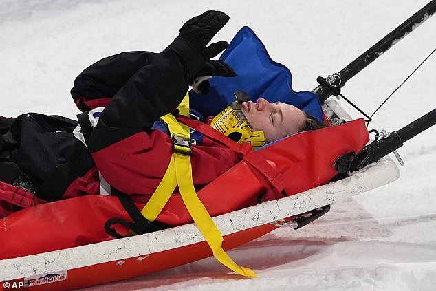 Horror en los Juegos Olímpicos de Invierno cuando un esquiador canadiense es sacado de la cama después de una fuerte caída durante una competencia de halfpipe
