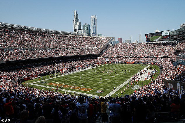Los fanáticos de los Bears y el gobernador demócrata de Illinois, JB Pritzker, se enojaron mientras el equipo se preparaba para huir de Chicago hacia Indiana.
