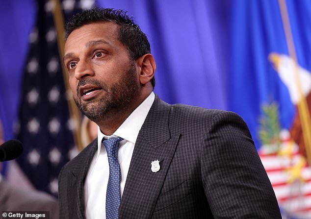 El entusiasta del hockey Kash Patel está volando a Italia antes del enfrentamiento olímpico del equipo de EE. UU…. pero los funcionarios del FBI insisten en que es un “viaje de negocios”.