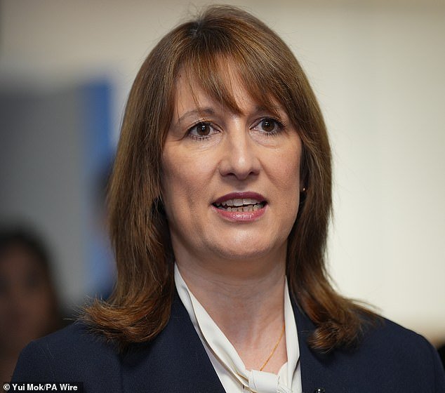 Los aumentos de impuestos de Rachel Reeves la están ayudando a lograr un superávit presupuestario récord, pero la canciller sigue supervisando el quinto endeudamiento más alto de la historia.