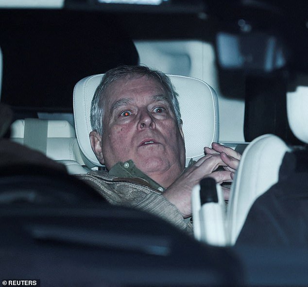 Andrew Mountbatten-Windsor DEBE ser removido de la línea de sucesión real, dice el ministro del gabinete, mientras la policía registra el Royal Lodge por tercer día