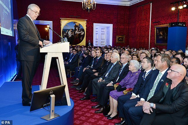 El “hombre en el palacio” de Epstein, David Stern, dimite repentinamente de la junta directiva de la escuela de negocios de la Universidad de Cambridge