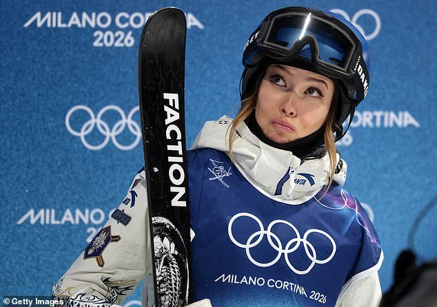 Eileen Gu sufre otra brutal caída en los Juegos Olímpicos de Invierno y admite que se siente como un “saco de boxeo” por la decisión de representar a China.