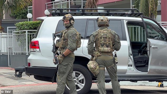 Escenas dramáticas en las que la policía táctica asalta un aparcamiento subterráneo en Liverpool y arresta a un hombre en la cercana Busby después de un horrible allanamiento de morada.