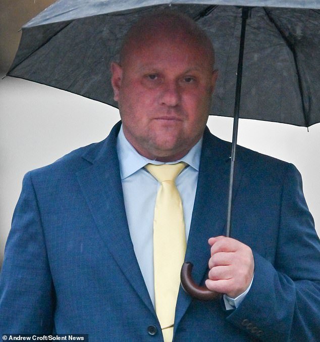 El oficial de seguridad vial que mató a un peatón mientras “conducía a casi el doble del límite de velocidad” y la cargaba 41 metros sobre su capó escapa de prisión.