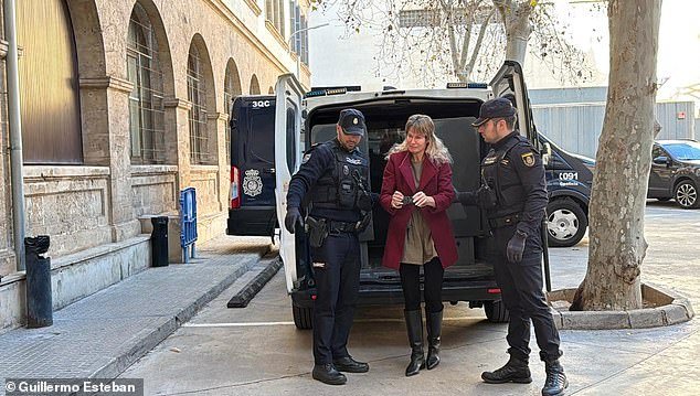 Revelado: Influencer británico arrestado en Mallorca por ‘intentar matar a su marido drogando su vino después de presionarlo para que contratara un seguro de vida’