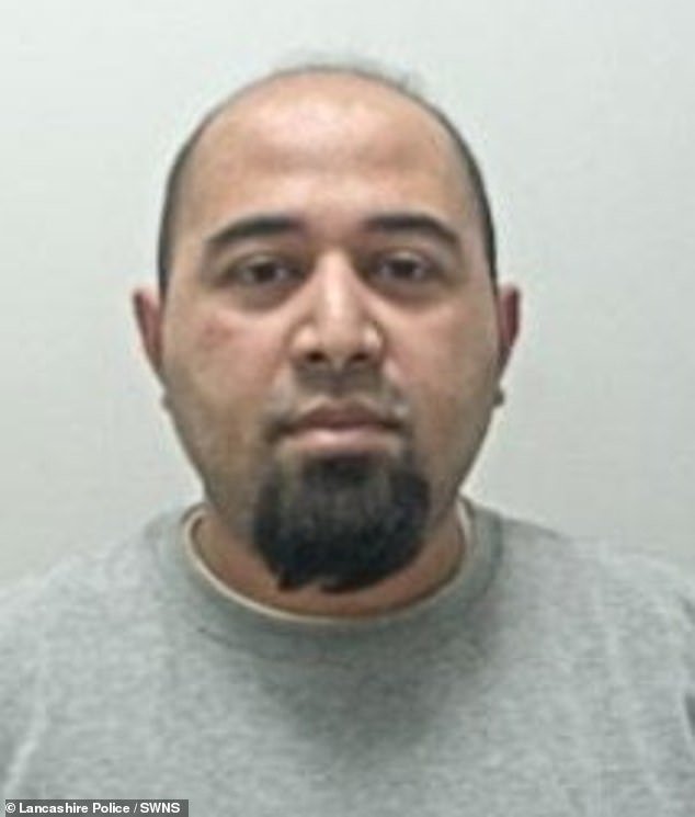 momento en el que el exjefe se pone una peluca rubia para prender fuego a un restaurante indio en venganza mientras es sentenciado a más de siete años de prisión.