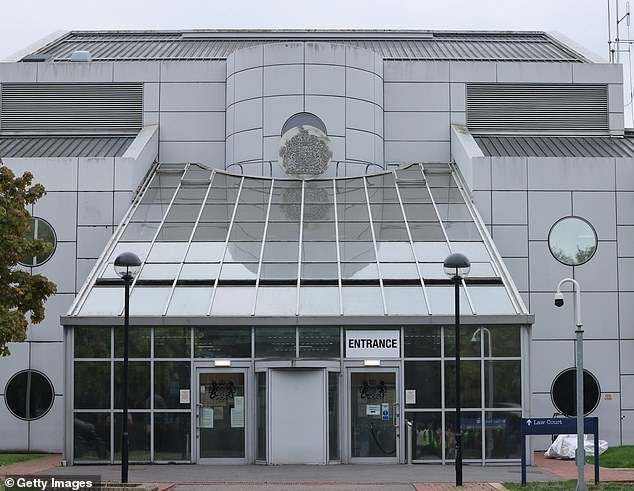 Un niño de tres años muere tras ser trasladado de urgencia al hospital con “heridas graves”; un hombre y una mujer enfrentan cargos de asesinato