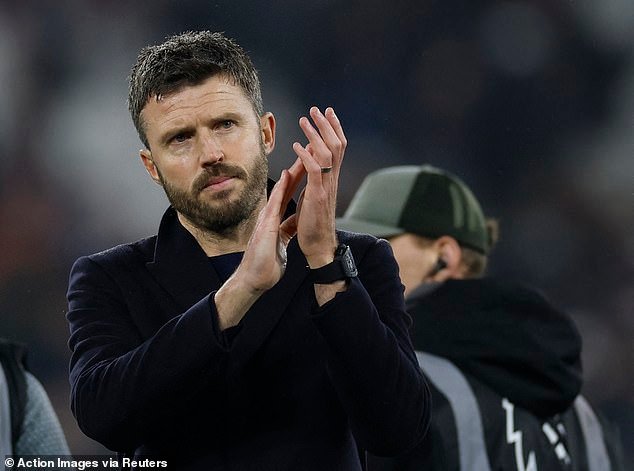 Michael Carrick dice que está “orgulloso de lo que Man United representa” después de que el copropietario Sir Jim Ratcliffe hiciera la controvertida afirmación de que el Reino Unido fue “colonizado por inmigrantes”.