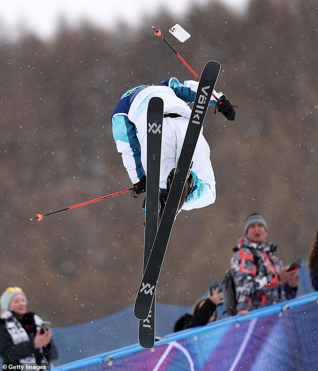Un esquiador de halfpipe de los Juegos Olímpicos de Invierno deja caer su teléfono en un momento extraño a mitad de un truco