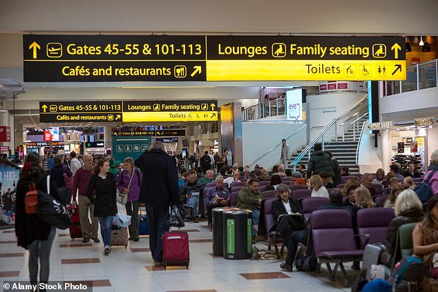Un hombre armado es arrestado en el aeropuerto de Gatwick mientras la policía irrumpe en la estación