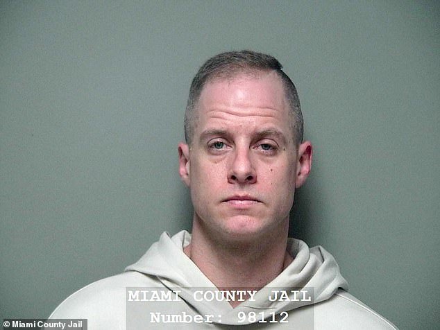 El concursante de “American Idol” convertido en cristiano devoto es acusado de asesinar a la esposa de un maestro en una casa de Ohio mientras sus hijos dormían