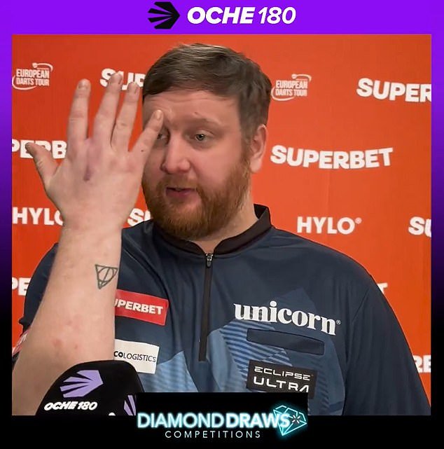 La estrella de dardos de Ally Pally, que quedó con cicatrices al golpear una mesa con ira después de que la derrota revela que “no tiene sensibilidad en los dedos” y se alegra de que su carrera aún no haya terminado.