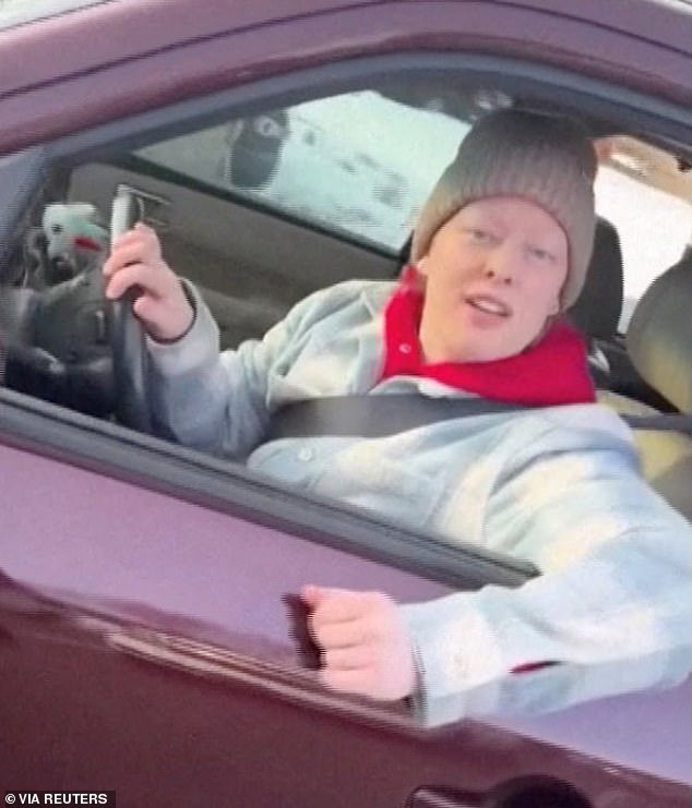 Una familia británica dice que cancelaron unas vacaciones de 16.000 dólares en Disney World porque sus hijos pequeños estaban molestos por los asesinatos de Renee Nicole Good y Alex Pretti, mientras que las cifras de turismo en Estados Unidos cayeron un 11%.