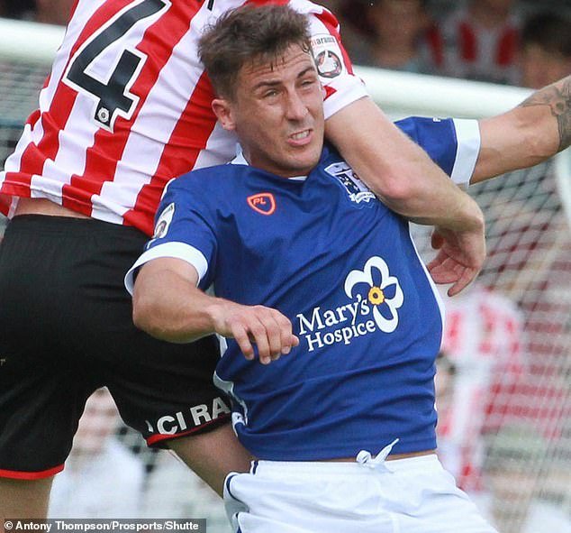 La ex estrella de la academia del Man United y del Liverpool acusada de intento de asesinato después de que un hombre recibiera un disparo en la pierna en un camino de entrada