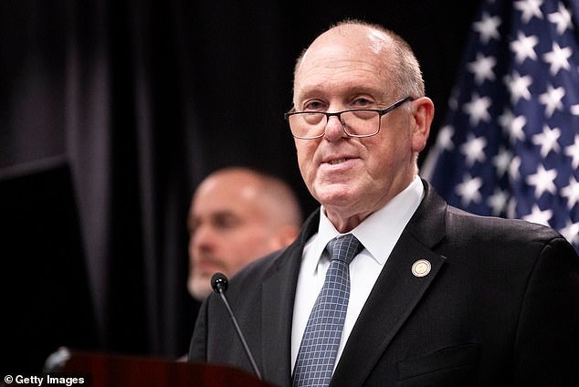 El zar fronterizo Tom Homan tiene una respuesta muy reveladora sobre quién está REALMENTE a cargo de ICE