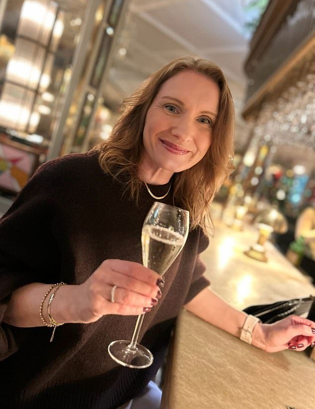 La policía está iniciando una investigación por asesinato después de que la “amable, desinteresada y leal” madre de dos hijos, de 47 años, muriera una semana después de resultar gravemente herida en un ataque.