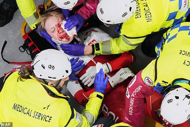 Un patinador de velocidad de los Juegos Olímpicos de Invierno fue sacado del suelo ensangrentado después de haber sido cortado en el OJO por el patín de su rival.