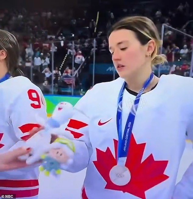 Los jugadores de hockey canadienses se vuelven virales por sus divertidas reacciones ante los peluches en la ceremonia de entrega de medallas olímpicas