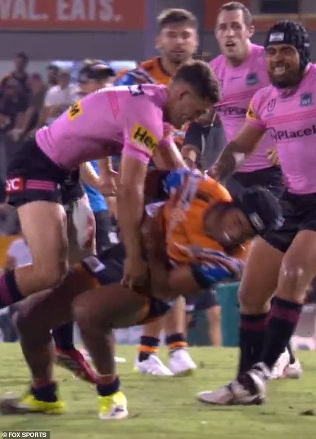 Nathan Cleary se perderá el inicio de la temporada de la NRL ya que una personalidad de los medios de fútbol pide una prohibición MAYOR para el delantero de los Dolphins.