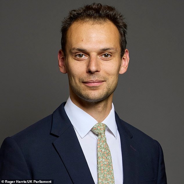 Dimite el ministro de Trabajo en el centro del escándalo por difamación de periodistas