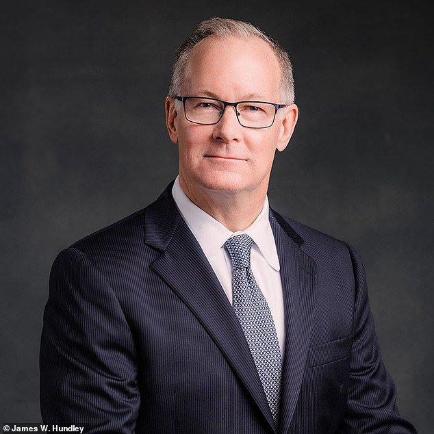 El principal abogado que reemplazó a la acusadora de la reina de belleza de Trump fue despedido sensacionalmente por el Departamento de Justicia pocas horas después de asumir el cargo.