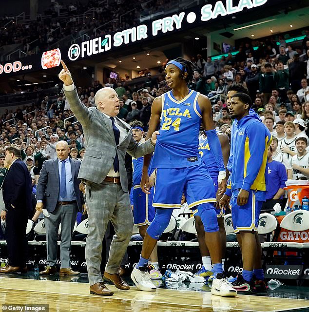 El entrenador de baloncesto de UCLA, Mick Cronin, se disculpa humildemente con su propio jugador después de expulsarlo del juego por una falta controvertida.