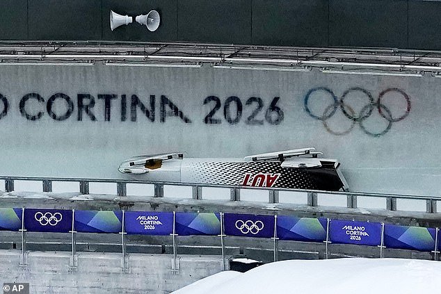 Bobsledder ha sido hospitalizado después de un terrible accidente en la final de bobsleigh de cuatro hombres en los Juegos Olímpicos de Invierno; el evento se retrasó más de 20 minutos mientras recibía atención médica urgente.