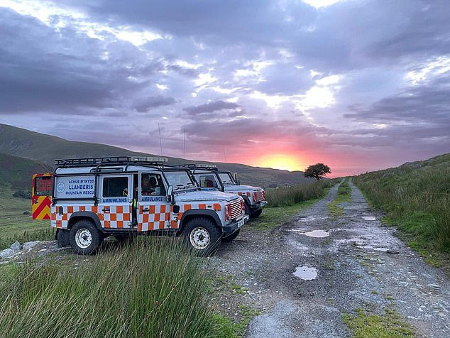 Se encuentran dos cuerpos en Snowdonia durante la búsqueda de hombres desaparecidos (19 y 20) mientras el equipo de rescate de montaña lucha contra la nieve y el hielo.