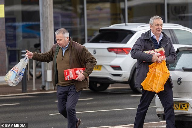 El equipo de seguridad de Andrew se abastece de cerveza y pasta después de llevarlo a casa desde la estación de policía después de su arresto.
