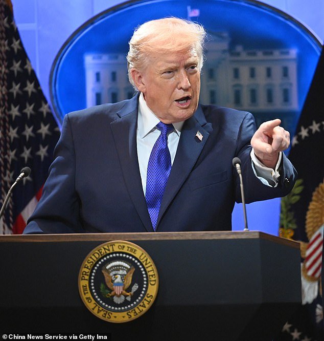 Trump anuncia que aumentará los aranceles globales al 15% mientras se opone a la derrota de la Corte Suprema