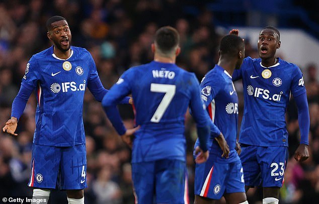 Chelsea 1-1 Burnley: el equipo de Liam Rosenior pierde más puntos en Stamford Bridge mientras continúan los problemas disciplinarios tras otra tarjeta roja