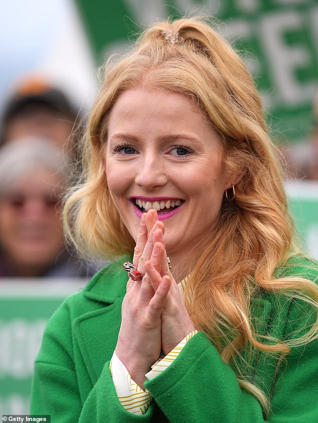 La candidata de los Verdes, Hannah Spencer, se calificó a sí misma de “hipócrita acaparadora de propiedades” con una cartera de propiedades valorada en £1,2 millones y consejos sobre cómo intimidar a los compradores y hacer subir los precios.